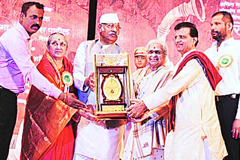 चिंचवडच्या तिसऱ्या मराठी लोककला संमेलनात ज्येष्ठ अभिनेत्री लीला गांधी यांना जीवनगौरव पुरस्काराने सन्मानित करण्यात आले. चिंचवडच्या तिसऱ्या मराठी लोककला संमेलनात ज्येष्ठ अभिनेत्री लीला गांधी यांना जीवनगौरव पुरस्काराने सन्मानित करण्यात आले.