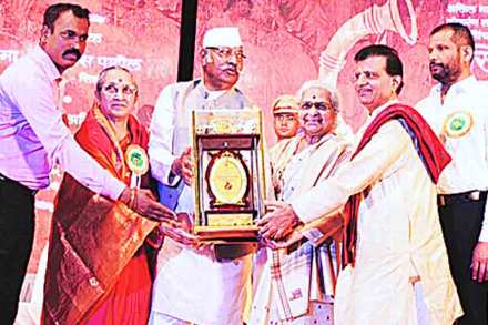 चिंचवडच्या तिसऱ्या मराठी लोककला संमेलनात ज्येष्ठ अभिनेत्री लीला गांधी यांना जीवनगौरव पुरस्काराने सन्मानित करण्यात आले. 