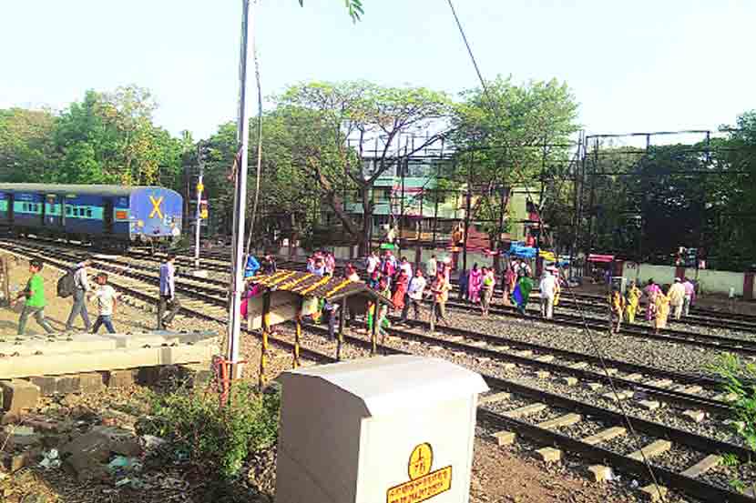   वेळ वाचविण्याच्या प्रयत्नात अशा प्रकारे नागरिकांकडून धोकादायकपणे लोहमार्ग ओलांडला जातो. त्यातून लोहमार्गावरील मृत्यूंची संख्या दिवसेंदिवस वाढत आहे.  