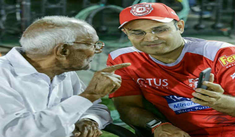 ओम प्रकाश यांच्यासोबत गप्पा मारताना विरेंद्र सेहवाग