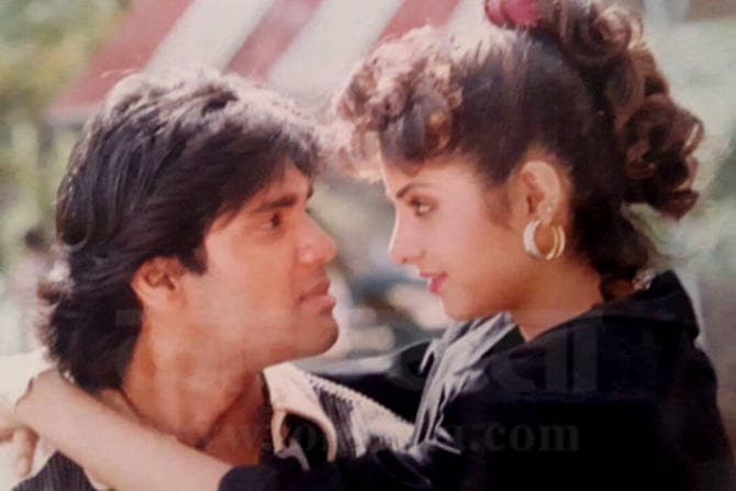 दिव्या भारती विलक्षण वेगाने हिंदी चित्रपटसृष्टीत जम बसवत होती, प्रचंड लोकप्रिय होत होती त्याच वेगाने तिचा दुर्दैवी अंतही झाला हे वास्तव स्वीकारणे अवघड होते.