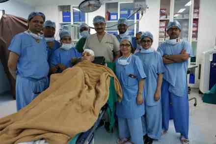 आईच्या ऊबेसाठी दोन बाळांचा संघर्ष आईच्या ऊबेसाठी दोन बाळांचा संघर्ष