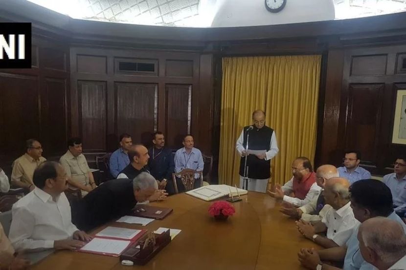 अर्थमंत्री अरुण जेटली यांनी घेतली राज्यसभा खासदारकीची शपथ 