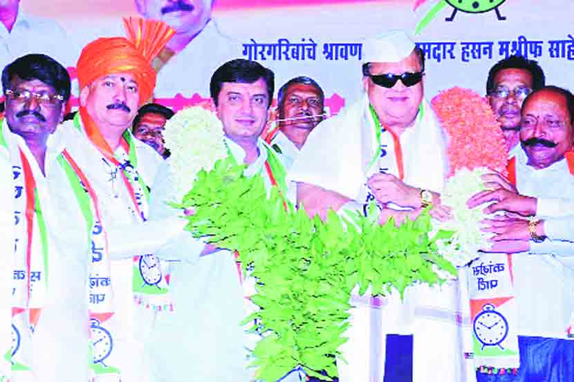 आमदार हसन मुश्रीफ आणि खासदार धनंजय महाडिक यांना कार्यकर्त्यांनी एकाच हारात गुंफले.  