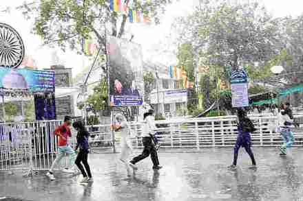 अचानक आलेल्या पावसाने दीक्षाभूमीवरील अनुयायांची चांगलीच तारांबळ उडाली. अचानक आलेल्या पावसाने दीक्षाभूमीवरील अनुयायांची चांगलीच तारांबळ उडाली.