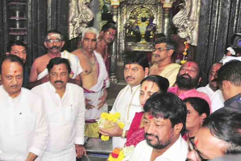  ‘हल्लाबोल आंदोलना’च्या निमित्ताने कोल्हापुरात आलेले राष्ट्रवादीचे नेते, माजी उपमुख्यमंत्री अजित पवार, प्रदेशाध्यक्ष सुनील तटकरे, विरोधी पक्ष नेते धनंजय मुंडे यांनी रविवारी रात्री महालक्ष्मीचा रथ ओढला. सोमवारी आंदोलनाला सुरुवात करतानाही पक्षाच्या वतीने देवीला साकडे घालण्यात आले. 
