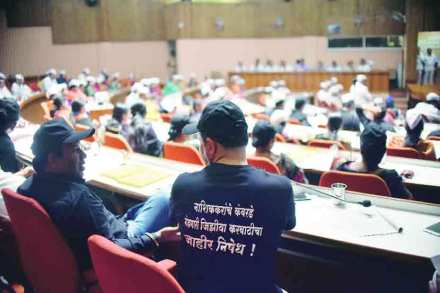 आयुक्तांचा निर्णय बेकायदेशीर ठरवत मालमत्ता कराला स्थगिती देण्यात आली