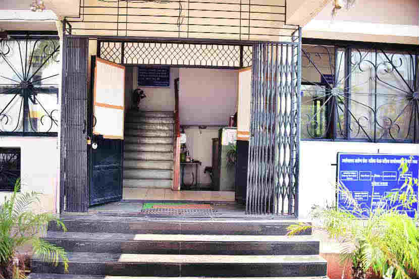अपंगत्वाच्या दाखल्यासाठी येणाऱ्या अपंगांना कार्यालय परिसरात अडचणींना तोंड द्यावे लागत आहे.
