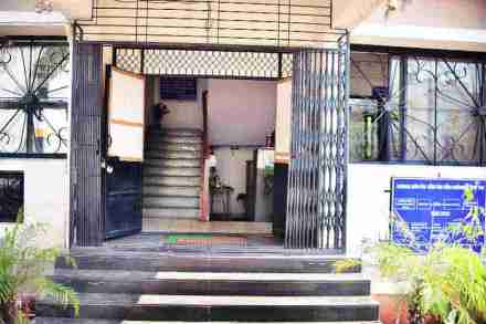अपंगत्वाच्या दाखल्यासाठी येणाऱ्या अपंगांना कार्यालय परिसरात अडचणींना तोंड द्यावे लागत आहे.