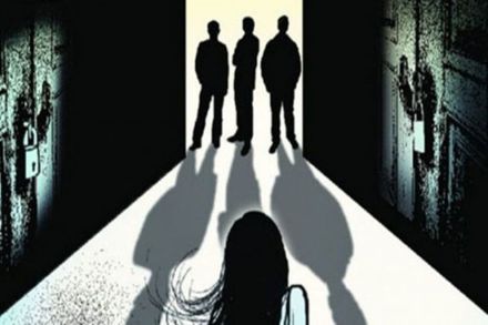 महिला सुरक्षेचे लाख दावे केले जात असले तरी देशाच्या राजधीन महिला सुरक्षित नसल्याचे समोर आले आहे.
