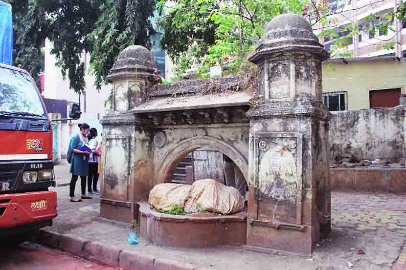  प्रभादेवी येथील आनंद विठ्ठल कोळी पाणपोई 