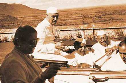 १९५७ च्या नोव्हेंबरमध्ये प्रतापगडावर शिवछत्रपतींच्या पुतळ्याच्या अनावरणासाठी आलेले पं. नेहरू 
