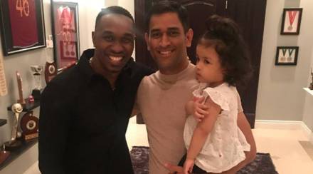 महेंद्रसिंह धोनी, ड्वेन ब्राव्हो आणि झिवा (संग्रहीत छायाचित्र) महेंद्रसिंह धोनी, ड्वेन ब्राव्हो आणि झिवा (संग्रहीत छायाचित्र)