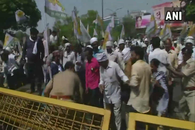 महाराष्ट्रदिनी स्वतंत्र विदर्भासाठी उपराजधानीत आंदोलन; 'जय विदर्भा'ची घोषणाबाजी, ध्वजही फडकावले.