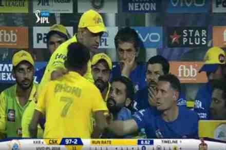 व्हिडिओ : इडन गार्डन्स मैदानावर एक चाहता एम. एस. धोनीच्या पाया पडला