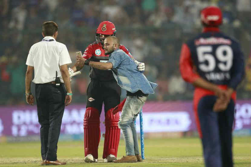 विराटसोबत सेल्फी घेताना चाहता (छायाचित्र सौजन्य- प्रविण खन्ना, इंडियन एक्स्प्रेस)