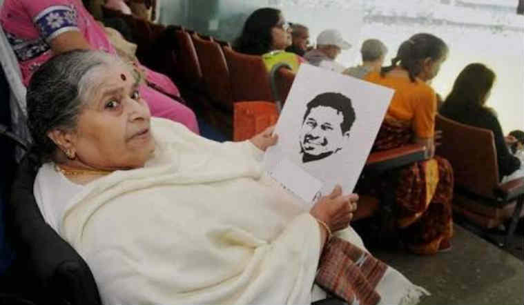 सचिनने आपल्या आईचा एक खास फोटो ट्विटर अकाऊंटवर शेअर केला आहे.