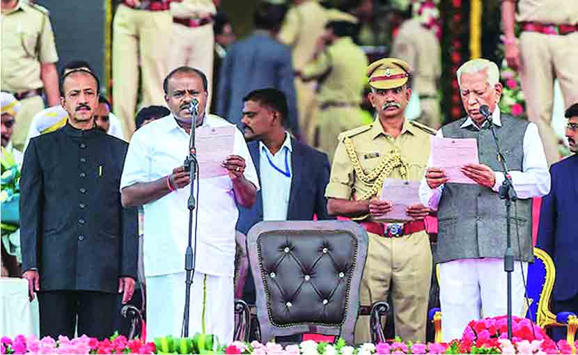 काँग्रेसने पाठिंबा दिल्याने जनता दलाचे (धर्मनिरपेक्ष) कुमारस्वामी यांना मुख्यमंत्रिपदाची लॉटरी लागली..