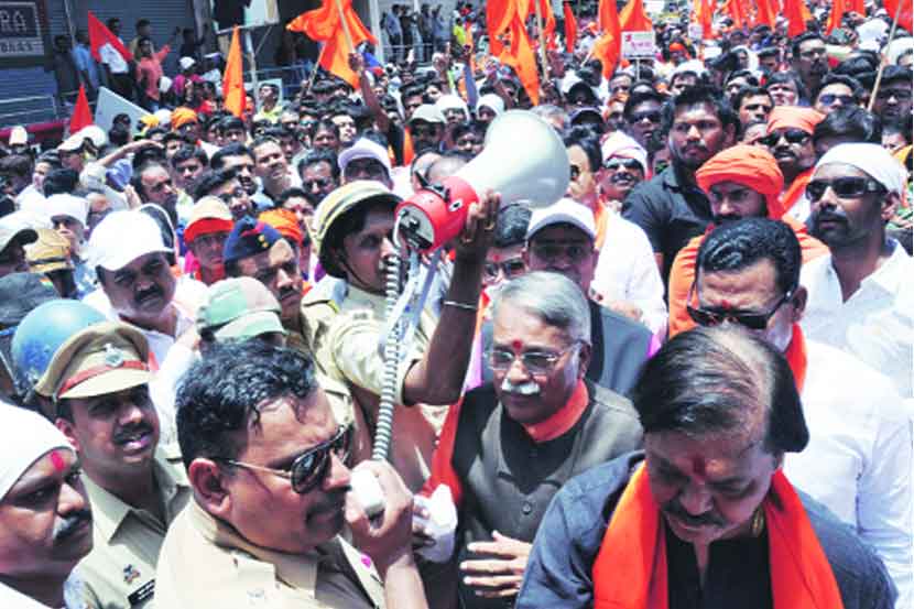 औरंगाबादमधील दंगलीमध्ये पोलीस निष्प्रभ ठरल्याचा आरोप करीत शिवसेनेने शनिवारी मोर्चा काढला 