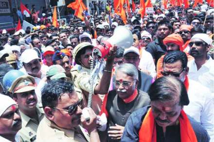 औरंगाबादमधील दंगलीमध्ये पोलीस निष्प्रभ ठरल्याचा आरोप करीत शिवसेनेने शनिवारी मोर्चा काढला 