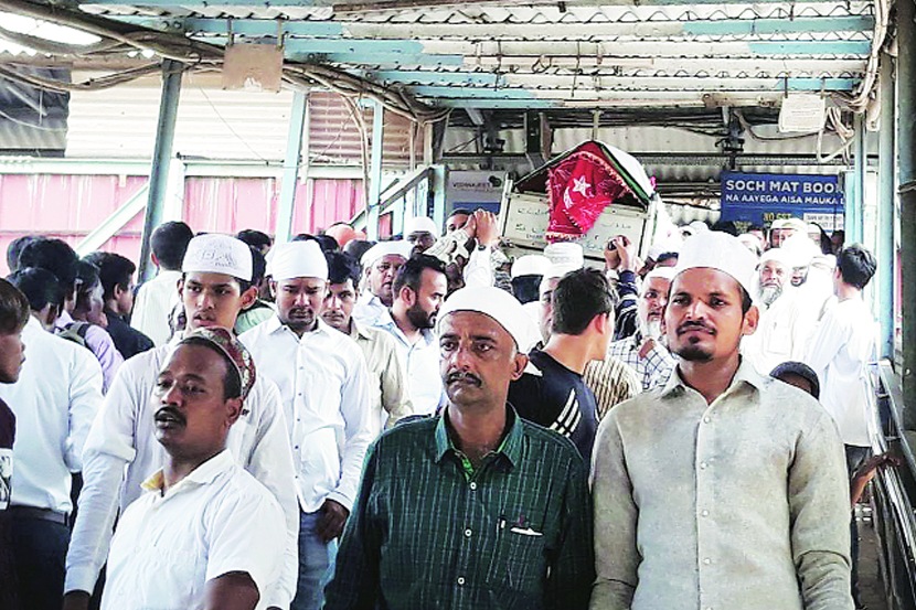 पर्यायी मार्ग नसल्याने कुर्ला परिसरातील नागरिकांना दफनभूमीकडे जाण्यासाठी स्थानकातून वाट शोधावी लागते. 