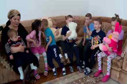 महिलेने शब्द पाळला; आठ दिव्यांग मुलं घेतली दत्तक