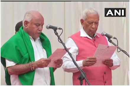 सर्वोच्च न्यायालयाने शपथविधी रोखण्यास नकार दिल्यानंतर भाजप नेते येडियुरप्पा यांनी अखेर आज मुख्यमंत्रीपदाची शपथ घेतली. सर्वोच्च न्यायालयाने शपथविधी रोखण्यास नकार दिल्यानंतर भाजप नेते येडियुरप्पा यांनी अखेर आज मुख्यमंत्रीपदाची शपथ घेतली.