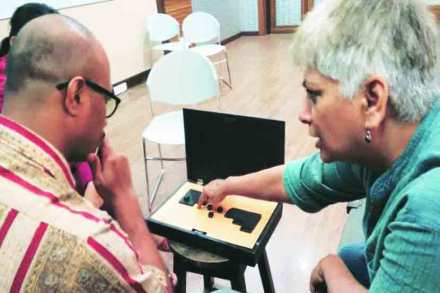 नेपथ्याविषयी चर्चा करताना प्रतिमा कुलकर्णी आणि नेपथ्यकार सचिन गावकर. 