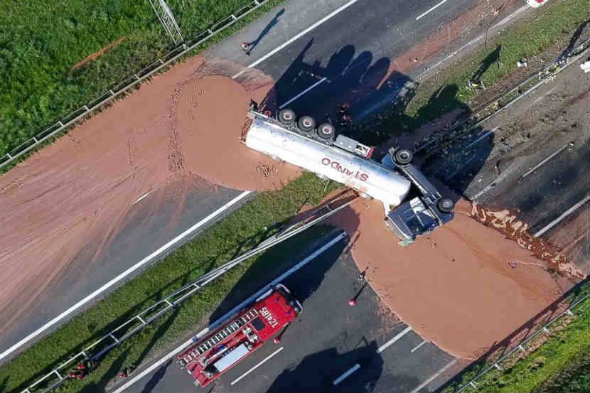 या अपघातात टँकमध्ये मोठ्या प्रमाणात साठवून ठेवलं चॉकलेट रस्त्यावर पसरलं.