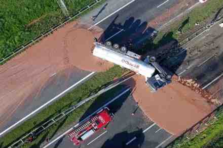 या अपघातात टँकमध्ये मोठ्या प्रमाणात साठवून ठेवलं चॉकलेट रस्त्यावर पसरलं. या अपघातात टँकमध्ये मोठ्या प्रमाणात साठवून ठेवलं चॉकलेट रस्त्यावर पसरलं.