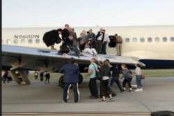 जीव वाचवण्यासाठी प्रवासी विमानाच्या पंखावर चढले..