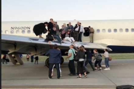 जीव वाचवण्यासाठी काही प्रवासी बाहेर पडले खरे पण यात अनेकजण जखमी देखील झाल्याची माहिती एअरलाइन्सनं दिली आहे.
जीव वाचवण्यासाठी काही प्रवासी बाहेर पडले खरे पण यात अनेकजण जखमी देखील झाल्याची माहिती एअरलाइन्सनं दिली आहे.