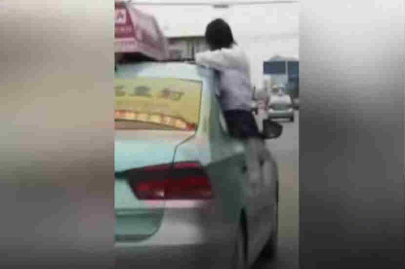 चालत्या कारच्या खिडकीतून बाहेर येत लहानगी करत होती अभ्यास, कारण…