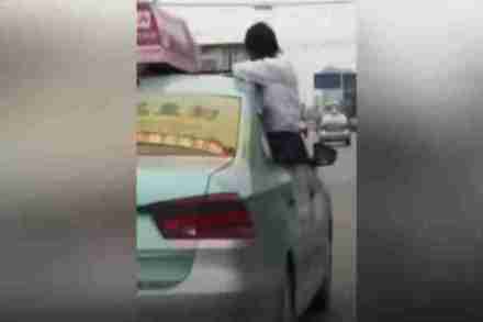 चालत्या कारच्या खिडकीतून बाहेर येत लहानगी करत होती अभ्यास, कारण…