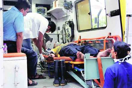 बचावकार्य करताना अग्निशमन दलाचे जवानही जखमी झाले असून त्यांच्यावर उपचार सुरू आहेत. (छाया : अमित चक्रवर्ती)