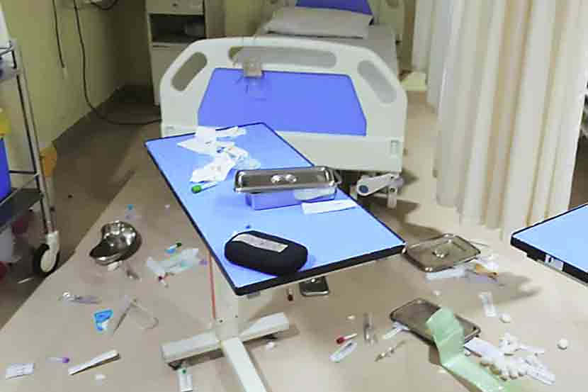 जमावाने केलेल्या हल्ल्यात रुग्णालयाचे नुकसान झाले.