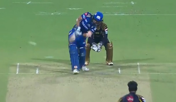 कोलकात्याविरुद्धच्या सामन्यात मुंबईच्या इशान किशननेही हेलिकॉप्टर शॉट मारत चेंडू सीमेपार टोलावला.