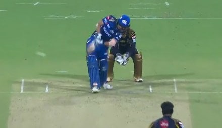 कोलकात्याविरुद्धच्या सामन्यात मुंबईच्या इशान किशननेही हेलिकॉप्टर शॉट मारत चेंडू सीमेपार टोलावला. कोलकात्याविरुद्धच्या सामन्यात मुंबईच्या इशान किशननेही हेलिकॉप्टर शॉट मारत चेंडू सीमेपार टोलावला.