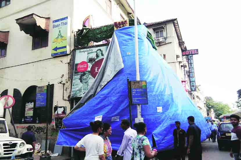 लिओपोल्ड कॅफेने दर्शनी भागात बेकायदा बांधकाम केल्याचा पालिकेचा आक्षेप आहे. लिओपोल्ड कॅफेने दर्शनी भागात बेकायदा बांधकाम केल्याचा पालिकेचा आक्षेप आहे.