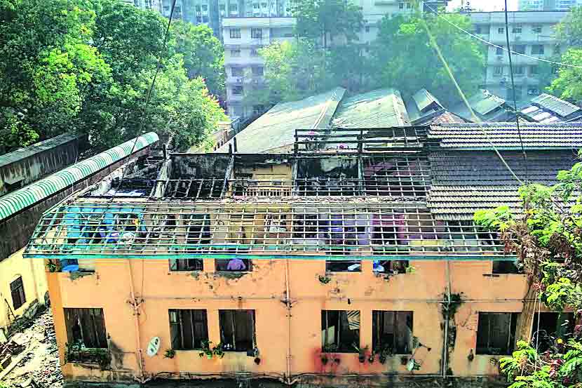 भायखळा येथील पालनजी रतनजी चाळीला लागलेल्या आगीत इमारतीचे छत पूर्णपणे भस्मसात झाले आहे.   भायखळा येथील पालनजी रतनजी चाळीला लागलेल्या आगीत इमारतीचे छत पूर्णपणे भस्मसात झाले आहे.