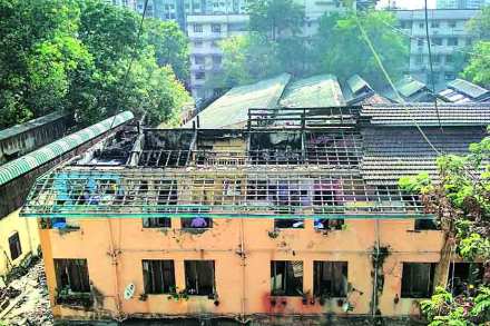 भायखळा येथील पालनजी रतनजी चाळीला लागलेल्या आगीत इमारतीचे छत पूर्णपणे भस्मसात झाले आहे.   भायखळा येथील पालनजी रतनजी चाळीला लागलेल्या आगीत इमारतीचे छत पूर्णपणे भस्मसात झाले आहे.