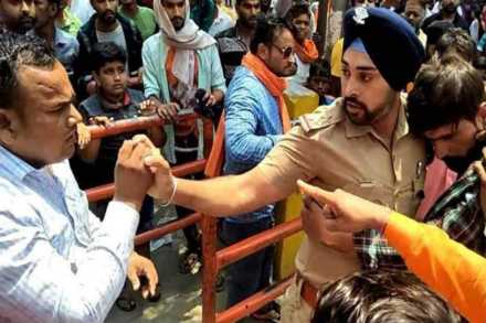 मुस्लिम तरुणाला जमावापासून वाचवणारा शिख पोलीस अधिकारी सोशल मीडियावर ठरला ‘हिरो’