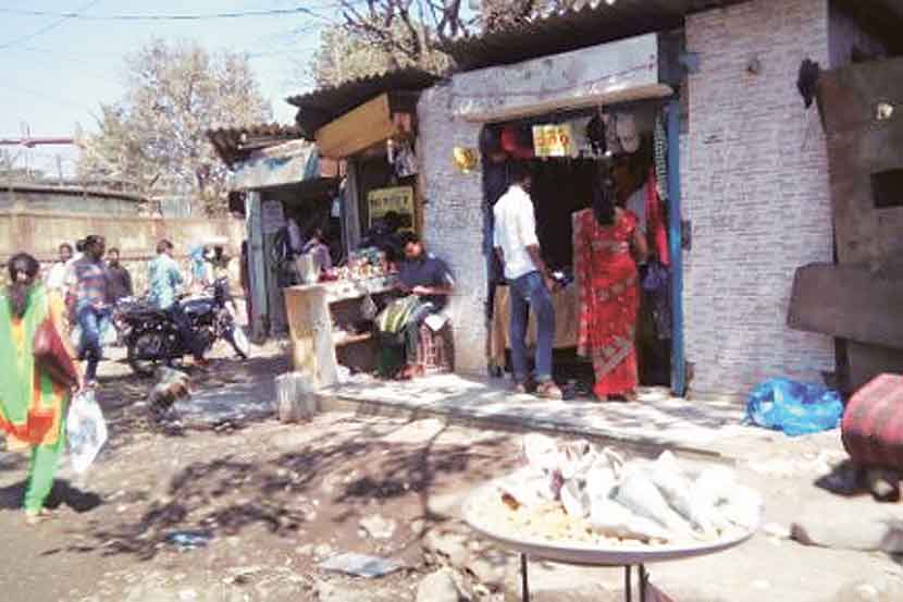  पनवेल महापालिकेच्या अतिक्रमणविरोधी पथकाची पाठ फिरताच दुकानांच्या रांगा नव्याने उभ्या राहण्यास सुरुवात झाली आहे.