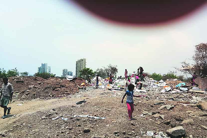 सीवूड्स येथील तांडेल मैदानात बांधकामाचा कचरा टाकला जात आहे.