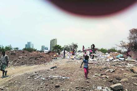 सीवूड्स येथील तांडेल मैदानात बांधकामाचा कचरा टाकला जात आहे.