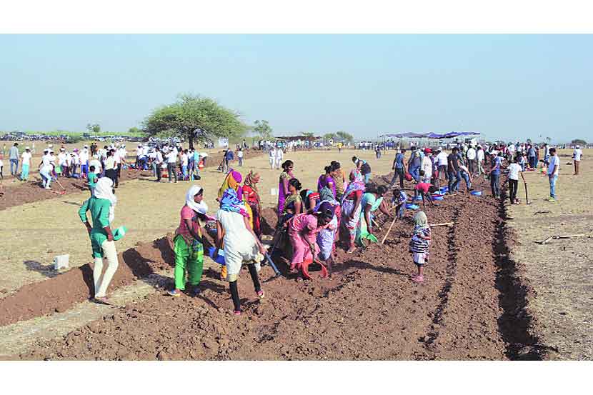 सिन्नरच्या पाटपिंपरी येथे श्रमदानात सहभागी झालेले नागरिक.