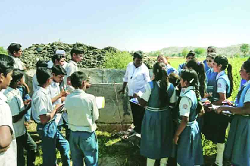 टंचाई निवारणार्थ जलदुतांचे अनोखे काम