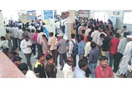 पिंपरी महापालिकेच्या यशवंतराव चव्हाण रुग्णालयातील जवळपास सगळीकडे असलेली गर्दी, हे दररोजचे चित्र आहे.
तथापि, त्यादृष्टीने काही नियोजन होत नाही. पिंपरी महापालिकेच्या यशवंतराव चव्हाण रुग्णालयातील जवळपास सगळीकडे असलेली गर्दी, हे दररोजचे चित्र आहे.
तथापि, त्यादृष्टीने काही नियोजन होत नाही.