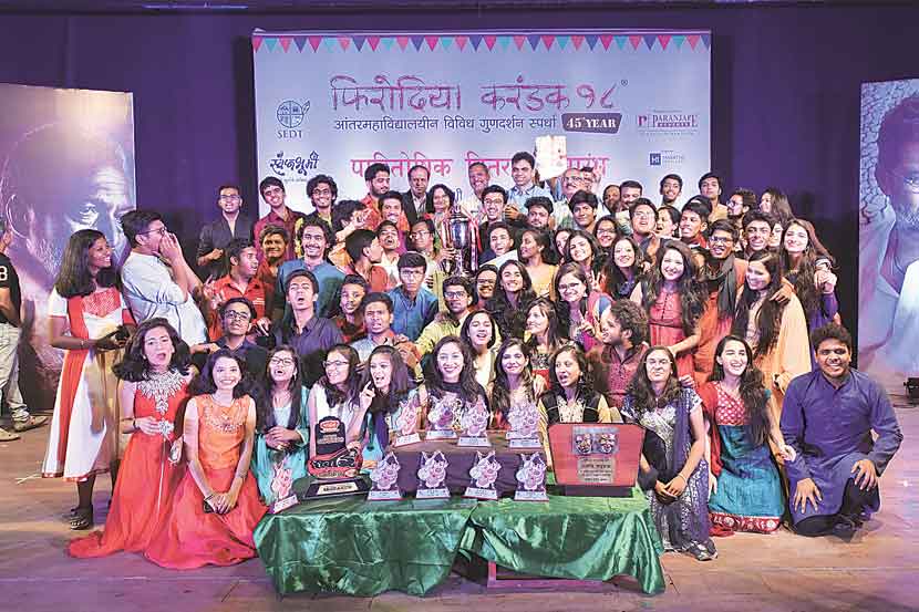बृहन महाराष्ट्र वाणिज्य महाविद्यालयाला नाना पाटेकर यांच्या हस्ते बुधवारी फिरोदिया करंडक प्रदान करण्यात आला.