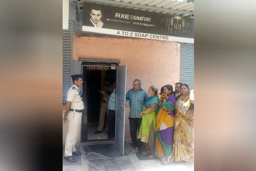 पिंपरी मार्केट परिसरात प्रदीप विरुमल हिंगोरानी यांचे साबणाचे दुकान आहे. 